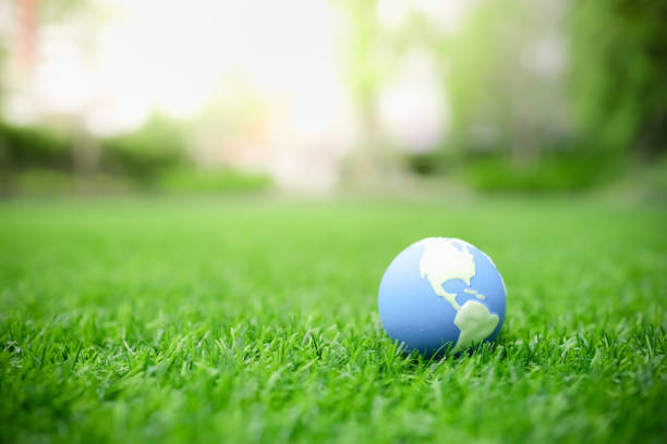 地球温暖化・環境・生態概念雨滴と緑の芝生のミニワールドボールのクローズアップ。 - lawn ball circle green ストックフォトと画像