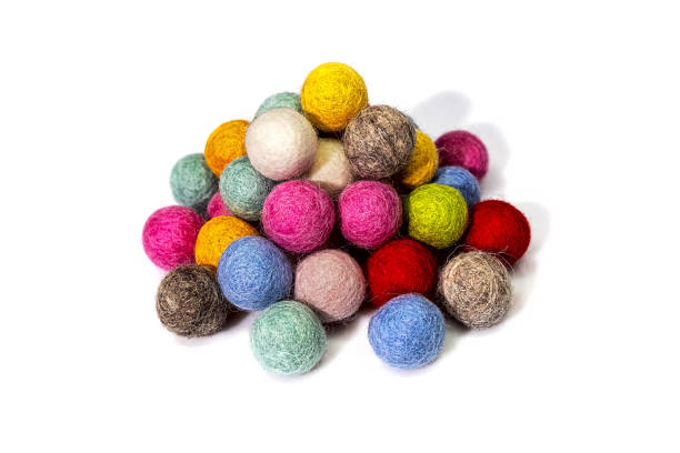 pilha pequena de esferas de feltro coloridas - felt wool sphere textile - fotografias e filmes do acervo