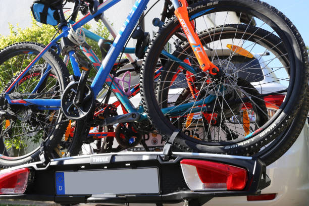 bicicletas de montaña en el portabicicletas trasero - bicycle rack fotografías e imágenes de stock