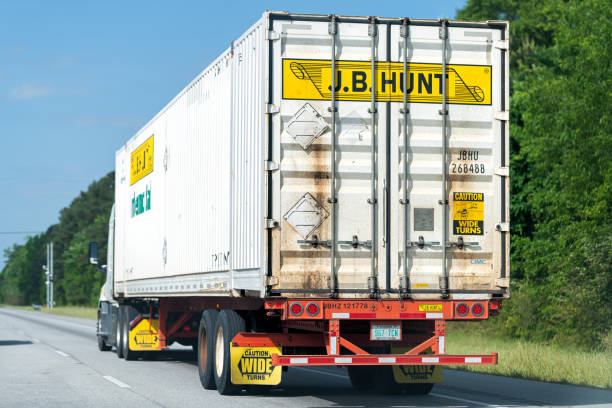 jb хант грузовой транспортный грузовик на межгосударственном шоссе 85 i-85 дороге в алабаме - i85 стоковые фото и изображения