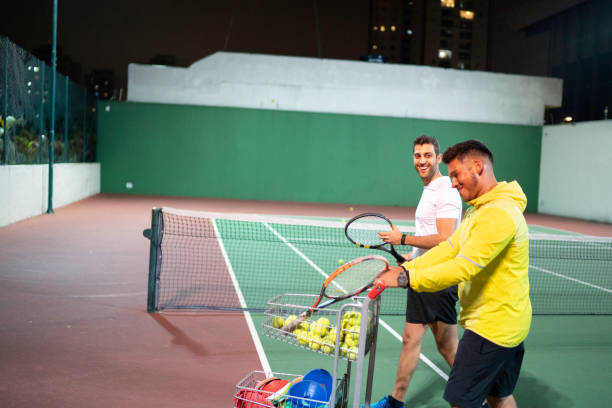 テニス教室のトレーニング後の親善試合後の握手 - tennis court sports training tennis net ストックフォトと画像