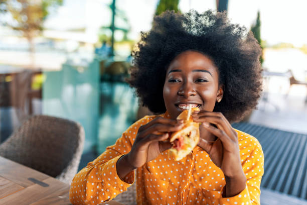 afrikanische frau im café essen sandwich - freedom sandwich bread food stock-fotos und bilder