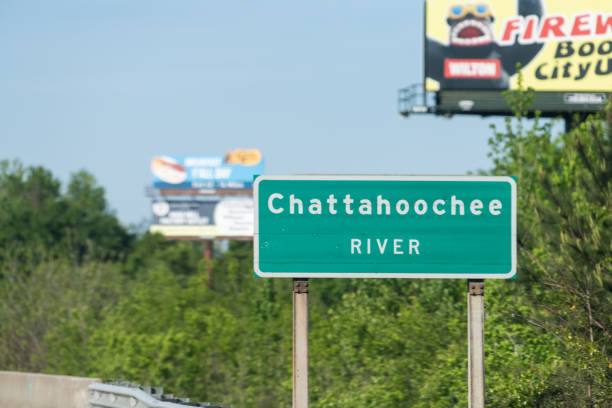 autostrada interstate 85 o i-85 con cartello per il fiume chattahoochee e cartelloni pubblicitari lungo la strada - i85 foto e immagini stock