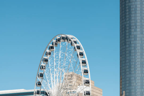 skyview atlanta diabelski młyn w centennial olympic park z wieżowców biurowych i błękitne niebo w tle w centrum gruzji miasta - 11723 zdjęcia i obrazy z banku zdjęć