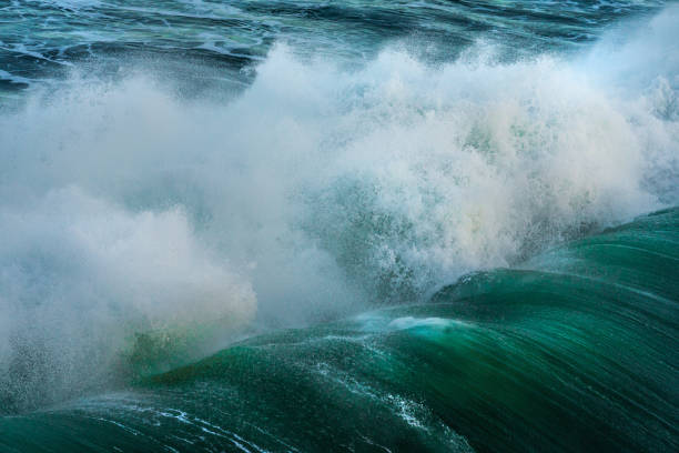 вода и волны разбиваются о берег - tidal energy стоковые фото и изображения