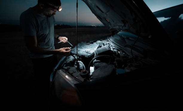 車の修理ラッキーだな夕暮れ時の真ん中で車を修理する。diy - engine car hood repairing ストックフォトと画像