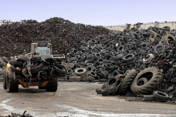 pneu velho que recicl a planta - recycling center junkyard car scrap metal - fotografias e filmes do acervo