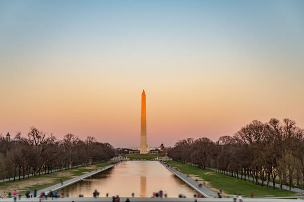 washington monument du lincoln memorial au coucher du soleil pendant le festival de fleur de cerise, etats-unis - capitol hill washington dc capitol building fountain photos et images de collection