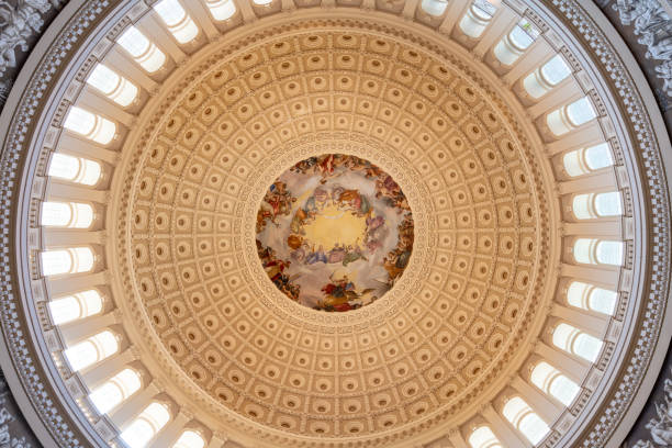 the us capitol dome, interior, washington dc, é.-u. - chapiteau colonne architecturale photos et images de collection