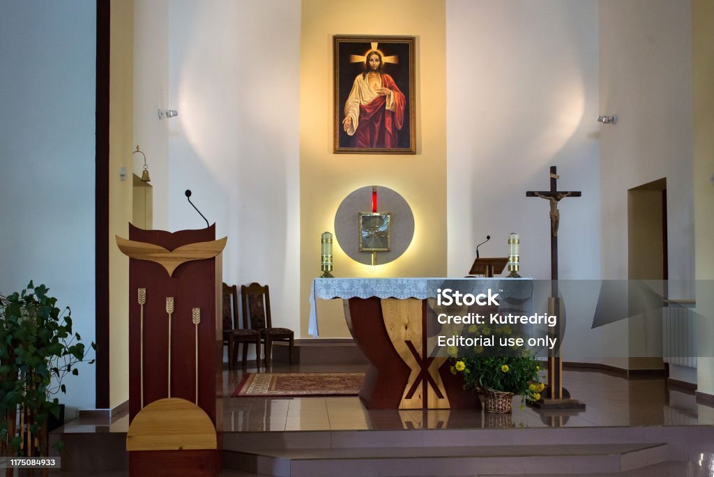 Interior De La Iglesia Católica Romana Del Sagrado Corazón De Jesús En Petropavl El Número De Católicos En El País Es Inferior Al Dos Por Ciento Foto de stock y más banco Interior De La Iglesia Católica Romana Del Sagrado Corazón De Jesús En Petropavl El Número De Católicos En El País Es Inferior Al Dos Por Ciento Foto de stock y más banco