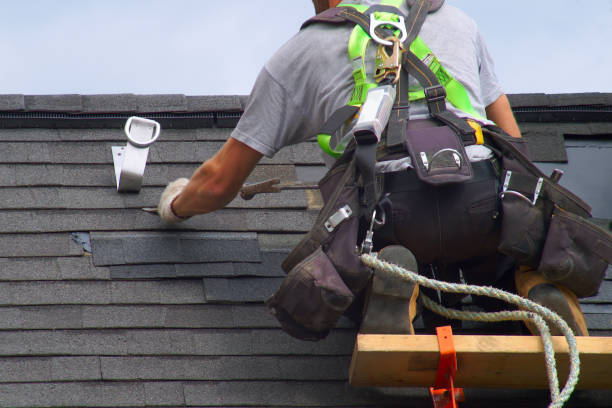 dachreparatur bauarbeiter dachdecker mann dach sicherheitsseil - men on roof stock-fotos und bilder