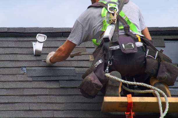 reparación del techo trabajador del techador hombre techo cuerda de seguridad - tejado fotografías e imágenes de stock