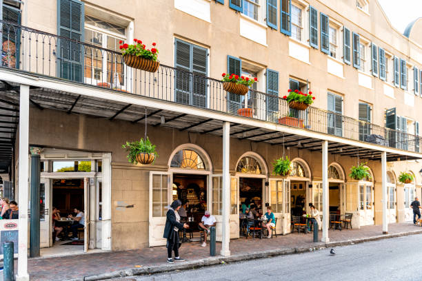 marciapiede coperto da french quarter street con persone che mangiano e siedono sul marciapiede all'aperto caffè envie o ristoranti nella città vecchia della louisiana - 11900 foto e immagini stock