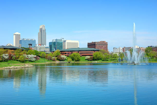 오마하 워터프론트 - omaha nebraska nebraska skyline building exterior 뉴스 사진 이미지