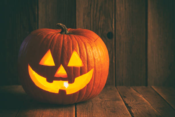 소박한 나무 배경에 할로윈 잭 o'랜턴 - halloween pumpkin carving jack olantern 뉴스 사진 이미지