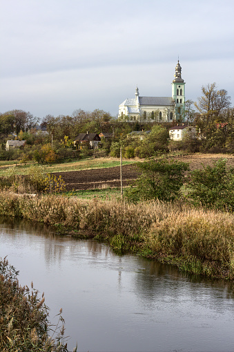 Vista de la Iglesia y el río Ner en Chelmno VIllage - Polonia photo