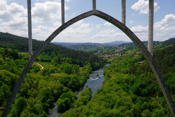 paysage de la rivière ulla et des forêts de vedra. photo prise d'un vieux pont de train abandonné nommé gundian. le nouveau pont ferroviaire est utilisé pour encadrer le paysage - named town photos et images de collection