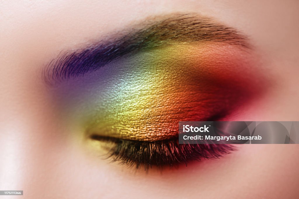  Colorido Maquillaje Arco Iris En El Ojo De La Mujer Foto de stock y más banco de imágenes de Espectro