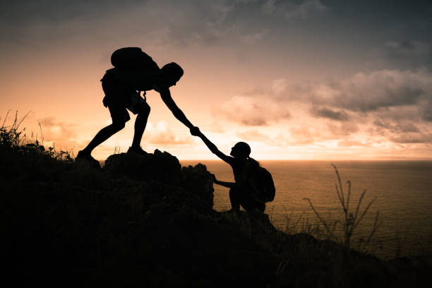 помощь в работе группы - outdoors exercising climbing motivation стоковые фото и изображения