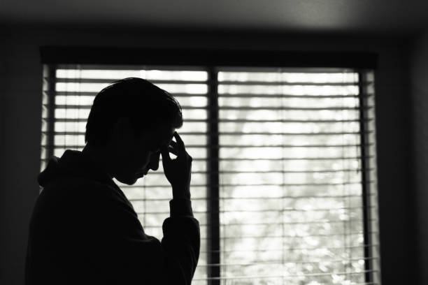 집에서 남자는 피곤하고 스트레스를 느낀다. - window men loneliness depression 뉴스 사진 이미지