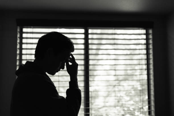 homem em casa que sente tired e forçado. - men mental illness loss despair - fotografias e filmes do acervo