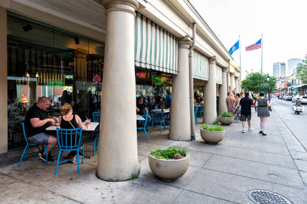 les gens s'asseyant mangeant la nourriture créole de cuisine de cajun au restaurant de café de marché aux tables et aux chaises d'oudoor - 11911 photos et images de collection