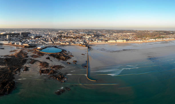 хейвен-о-шаги, джерси - tide aerial view wave uk стоковые фото и изображения