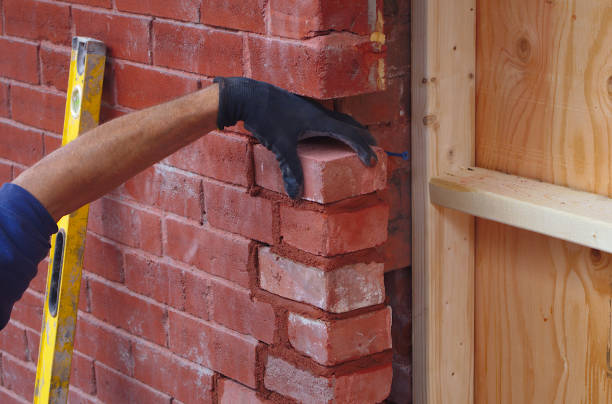 construcción albañil ladrillo edificio de pared trabajador albañilería herramienta de hormigón - mason brick bricklayer installing fotografías e imágenes de stock