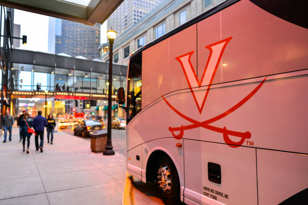 tournoi de basket-ball final de ncaa de quatre avec des autobus sur la rue dans le minnesota de minneapolis - national championship photos et images de collection