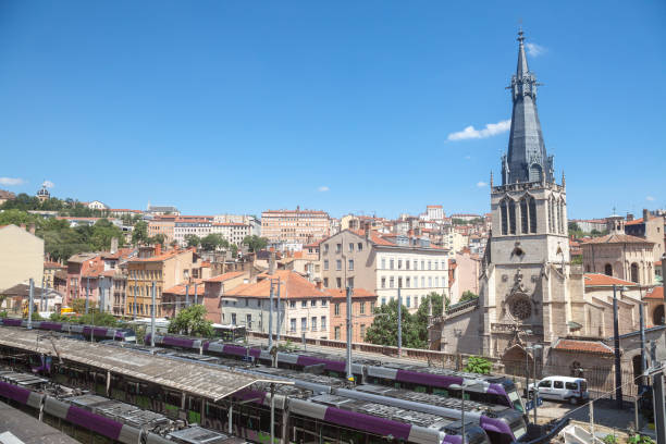 lyon, francja - 14 lipca 2019: kościół świętego pawła w lyonie z widokiem na plaftormy stacji gare de lyon saint paul trail, pełne pociągów gotowych do odjazdu - st pauls church zdjęcia i obrazy z banku zdjęć