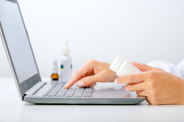 mujer eligiendo medicamentos en línea pharmac. compra de medicamentos y medicinas en línea. - red pills fotografías e imágenes de stock