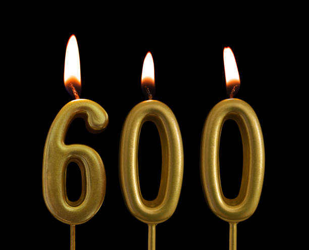 złote świece urodzinowe na czarnym tle, numer 600 - candle heat gold burning zdjęcia i obrazy z banku zdjęć