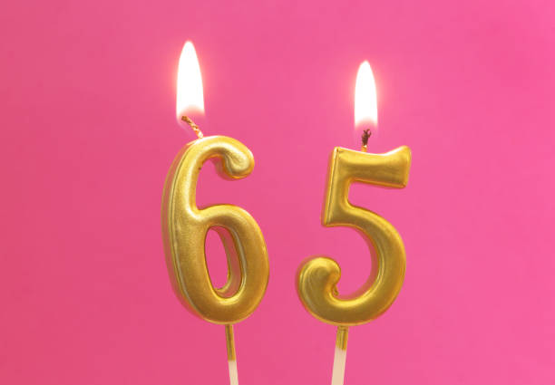 złota świeca urodzinowa na różowo, numer 65 - candle heat gold burning zdjęcia i obrazy z banku zdjęć