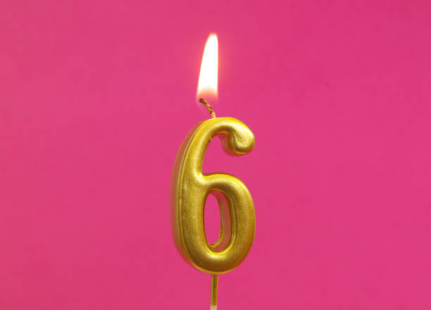 ピンクの黄金の誕生日キャンドル、ナンバー6 - six candles ストックフォトと画像