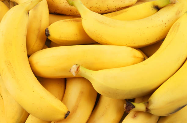 fondo de plátanos frescos - plátano fruta tropical fotos fotografías e imágenes de stock