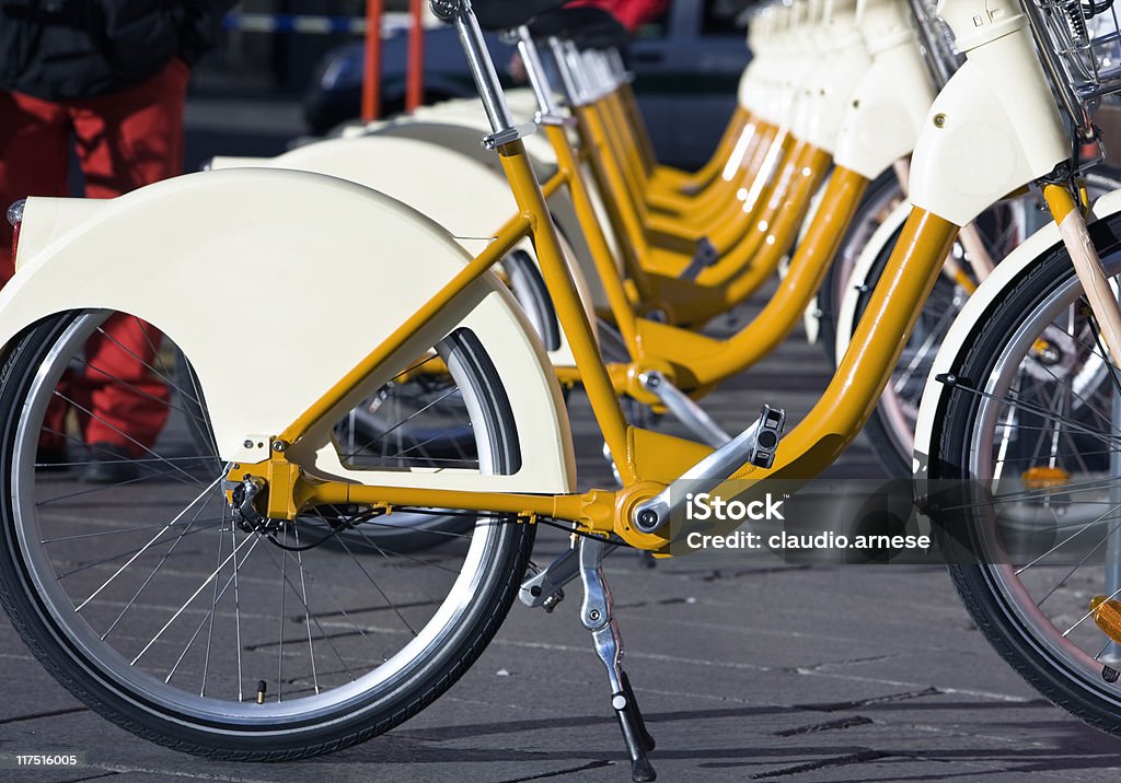 Noleggiare biciclette. Immagine a colori - Foto stock royalty-free di Bicicletta