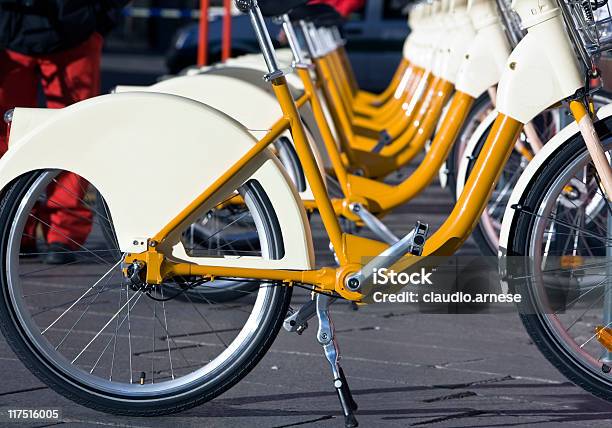 Noleggiare Biciclette Immagine A Colori - Fotografie stock e altre immagini di Bicicletta - Bicicletta, Ciclismo, Composizione orizzontale