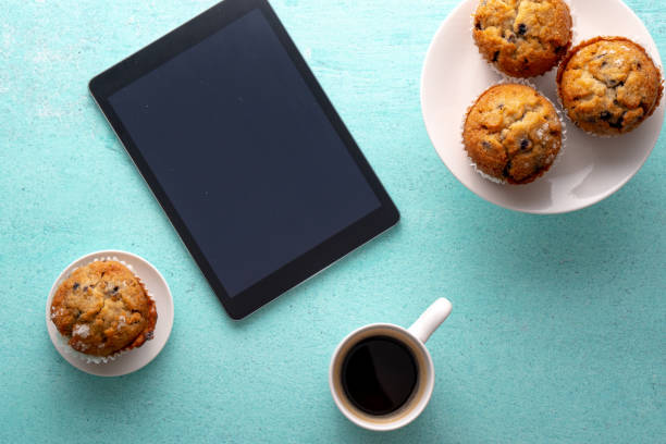 muffins de arándanos con ajuste de mesa acuática vintage. - coffee muffin pastry blueberry muffin fotografías e imágenes de stock