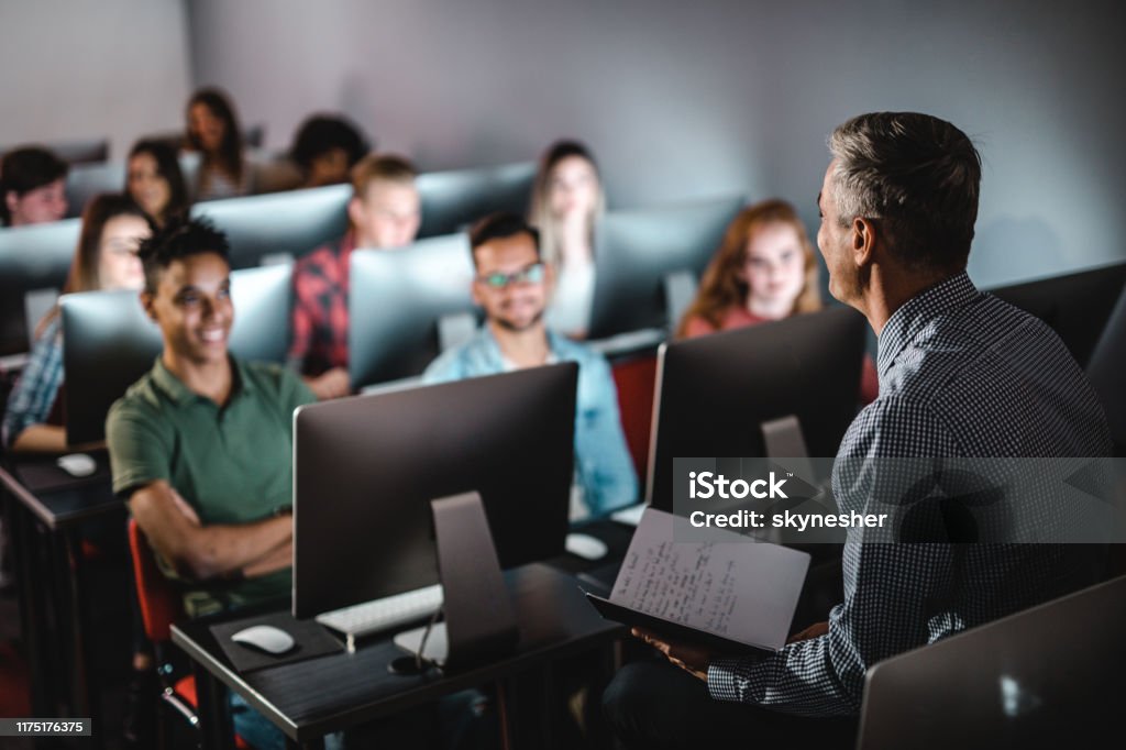 Orta yetişkin erkek öğretmen bilgisayar laboratuarında ders öğretim. - Royalty-free Sınıf Stok görsel