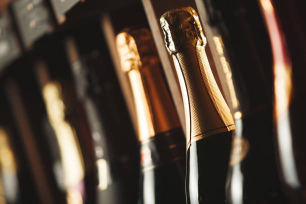 棚の上のシャンパンのボトル、ワインセラー内のアルコール飲料のクローズアップ画像。クローズアップ画像。 - シャンパン ストックフォトと画像