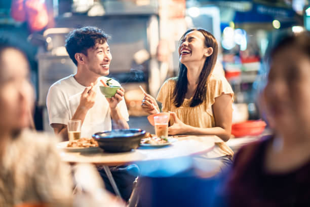 香港のストリートフードを楽しむアジアのカップル - food chinese ethnicity street china ストックフォトと画像