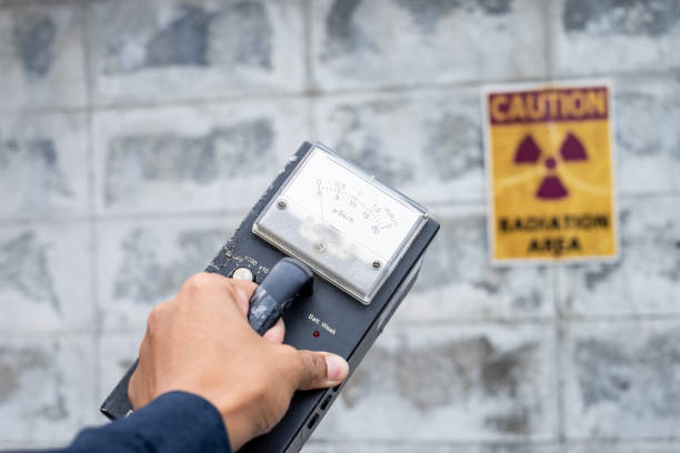 handledare använder undersöknings mätaren för att kontrolleras strålningsnivån i den radioaktiva zonen - nuclear monitoring bildbanksfoton och bilder