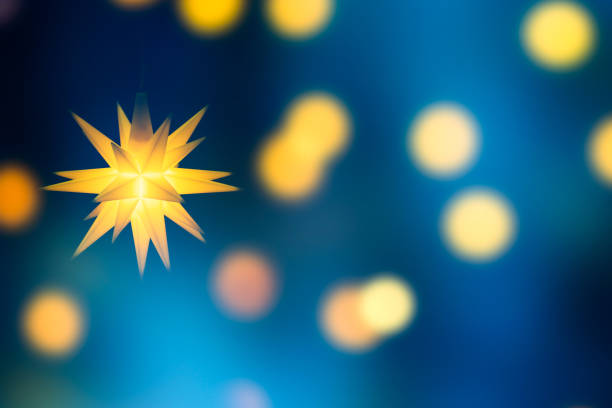 heldere kerst ster op abstracte glanzende achtergrond - piek kerstversiering stockfoto's en -beelden