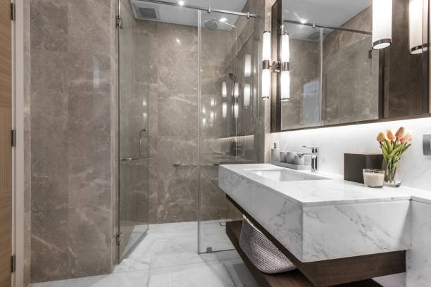schone en witte badkamer met toiletartikelen. - badkamer fotos stockfoto's en -beelden