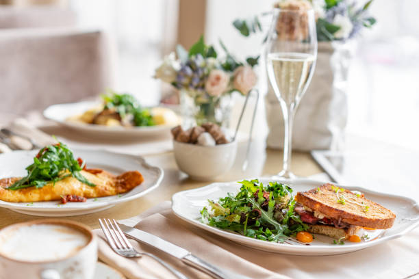 français brioche grillée, sandwich au pastrami et tomates séchées au soleil. petit déjeuner matinal léger, pâtisseries chaudes fraîches sur la table dans le restaurant - cuisine française photos et images de collection