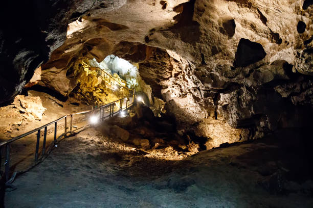 자연 대리석 아치 동굴 지하, 페르 마냐, 북아일랜드. 많은 영화 및 시리즈의 촬영 장소 - stalagmite 뉴스 사진 이미지