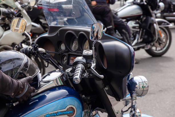 detalle del velocímetro y el salpicadero de harley davidson. motociclista en la calle - harley davidson engine motorcycle style fotografías e imágenes de stock