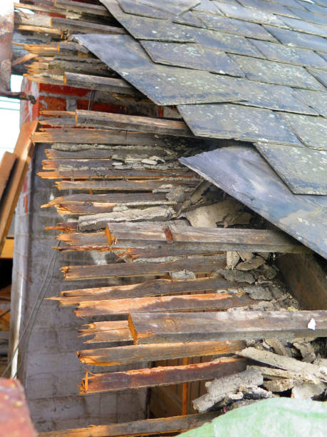 istock Slates and broken slats at roof replacement project 1175204362