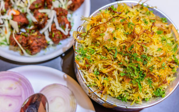 куриные biryani индийский крупным планом с жареными луковыми отбивными, используемыми для гарнира - kebab basmati rice vegetable steamed стоковые фото и изображения