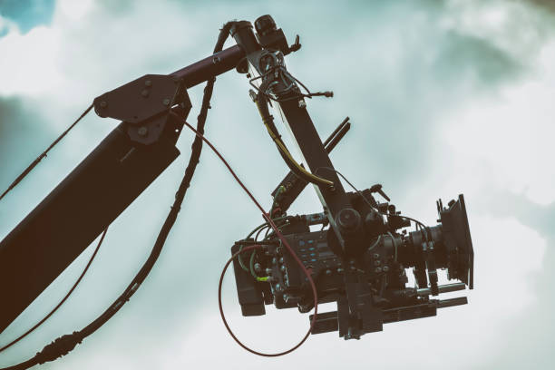 digital cinema camera loaded on a crane - filmando com guindaste imagens e fotografias de stock